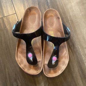 Birkenstock Gizeh sandal in black patent with pink trim, button and sole